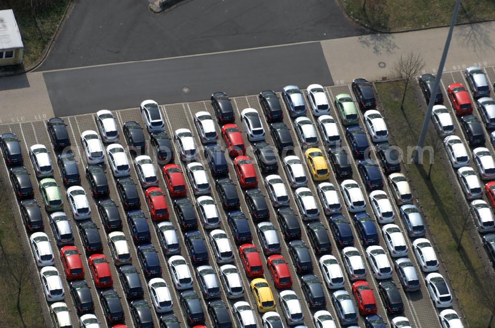 EISENACH from the bird's eye view: Blick auf das Gelände des OPEL-Werkes Eisenach. Rund 1.900 Mitarbeiter produzieren in Thüringen den neuen Corsa. Die Opel Eisenach GmbH arbeitet seit 1992 mit modernsten Produktionsanlagen und -methoden. Grundlegend sind dafür die fünf Prinzipien: Standardisierung, kurze Durchlaufzeiten, Qualität von Anfang an, kontinuierliche Verbesserung und Einbeziehung der Mitarbeiter. Anschrift: Adam-Opel-Str. 100 in 99817 Eisenach, Tel.: 03691 66-0