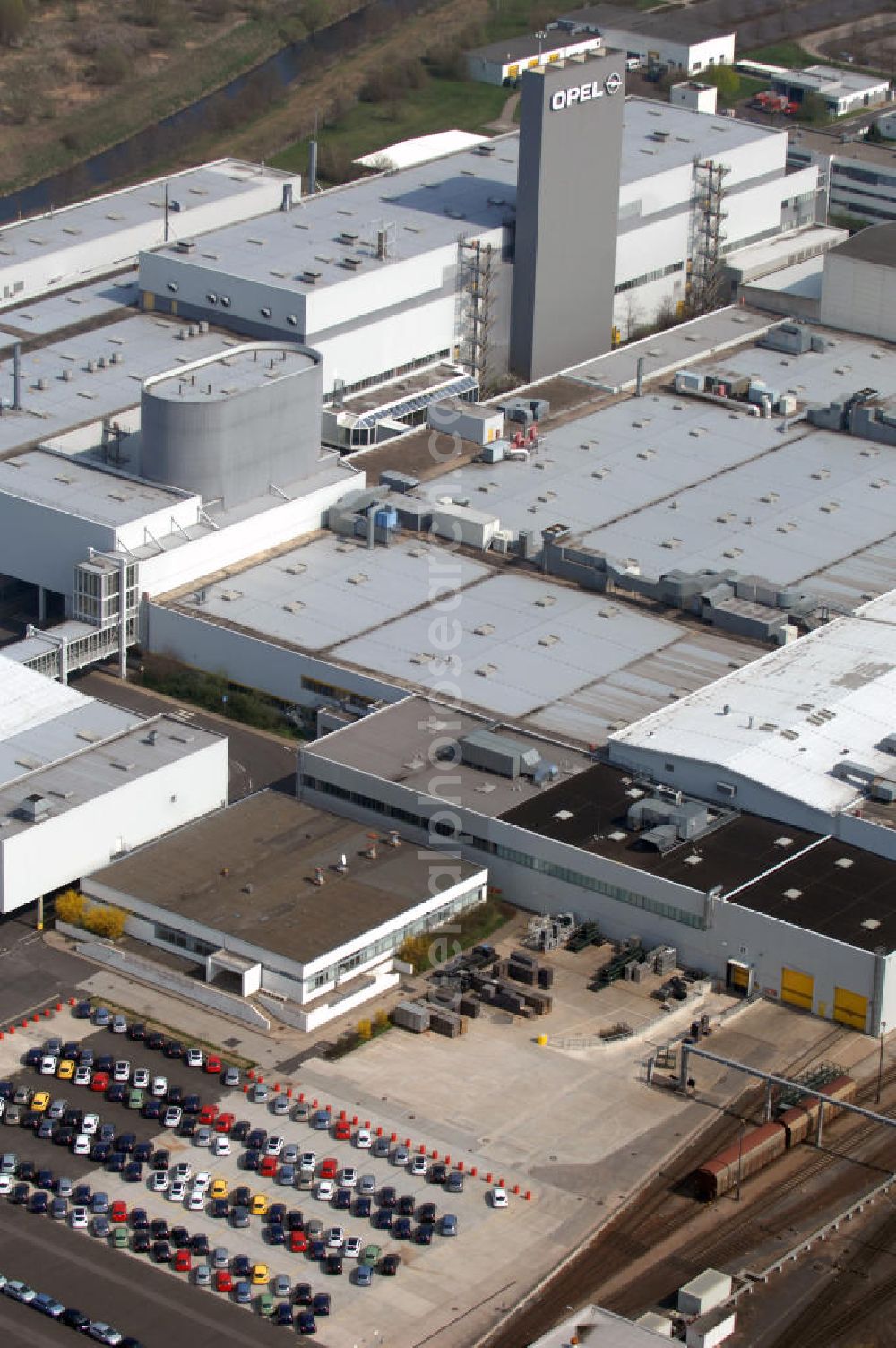 Aerial image EISENACH - Blick auf das Gelände des OPEL-Werkes Eisenach. Rund 1.900 Mitarbeiter produzieren in Thüringen den neuen Corsa. Die Opel Eisenach GmbH arbeitet seit 1992 mit modernsten Produktionsanlagen und -methoden. Grundlegend sind dafür die fünf Prinzipien: Standardisierung, kurze Durchlaufzeiten, Qualität von Anfang an, kontinuierliche Verbesserung und Einbeziehung der Mitarbeiter. Anschrift: Adam-Opel-Str. 100 in 99817 Eisenach, Tel.: 03691 66-0