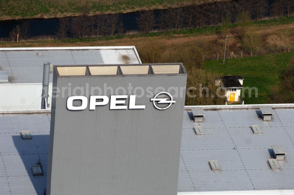 EISENACH from above - Blick auf das Gelände des OPEL-Werkes Eisenach. Rund 1.900 Mitarbeiter produzieren in Thüringen den neuen Corsa. Die Opel Eisenach GmbH arbeitet seit 1992 mit modernsten Produktionsanlagen und -methoden. Grundlegend sind dafür die fünf Prinzipien: Standardisierung, kurze Durchlaufzeiten, Qualität von Anfang an, kontinuierliche Verbesserung und Einbeziehung der Mitarbeiter. Anschrift: Adam-Opel-Str. 100 in 99817 Eisenach, Tel.: 03691 66-0