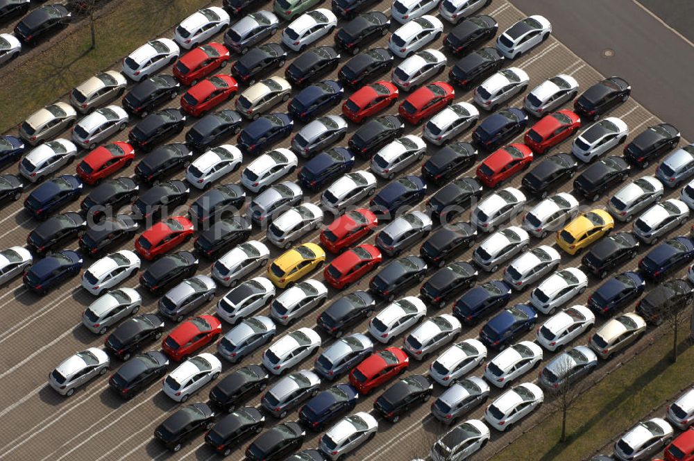 EISENACH from the bird's eye view: Blick auf das Gelände des OPEL-Werkes Eisenach. Rund 1.900 Mitarbeiter produzieren in Thüringen den neuen Corsa. Die Opel Eisenach GmbH arbeitet seit 1992 mit modernsten Produktionsanlagen und -methoden. Grundlegend sind dafür die fünf Prinzipien: Standardisierung, kurze Durchlaufzeiten, Qualität von Anfang an, kontinuierliche Verbesserung und Einbeziehung der Mitarbeiter. Anschrift: Adam-Opel-Str. 100 in 99817 Eisenach, Tel.: 03691 66-0