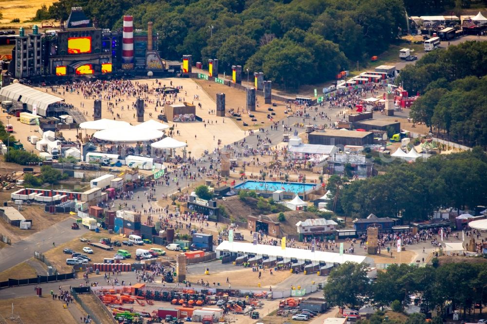 Aerial photograph Weeze - Participants in the PAROOKAVILLE - Electronic Music Festival music festival on the event concert area in Weeze in the state North Rhine-Westphalia, Germany