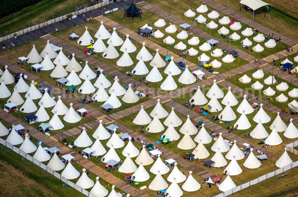 Aerial photograph Weeze - Participants in the PAROOKAVILLE - Electronic Music Festival music festival on the event concert area in Weeze in the state North Rhine-Westphalia, Germany