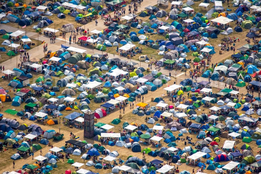 Weeze from the bird's eye view: Participants in the PAROOKAVILLE - Electronic Music Festival music festival on the event concert area in Weeze in the state North Rhine-Westphalia, Germany