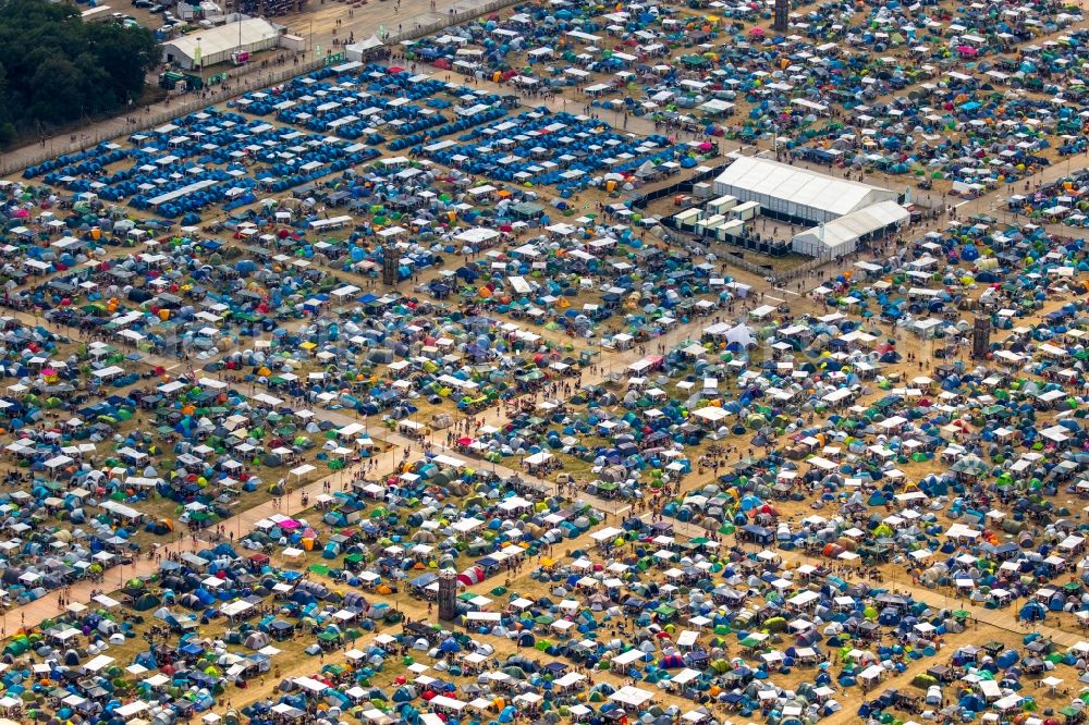 Weeze from the bird's eye view: Participants in the PAROOKAVILLE - Electronic Music Festival music festival on the event concert area in Weeze in the state North Rhine-Westphalia, Germany