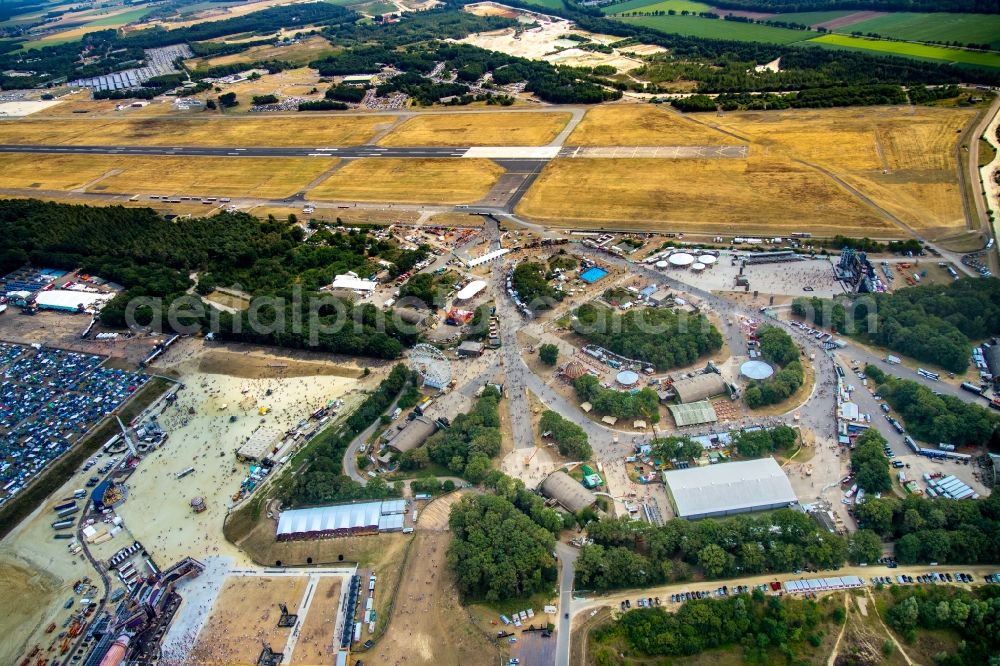 Weeze from the bird's eye view: Participants in the PAROOKAVILLE - Electronic Music Festival music festival on the event concert area in Weeze in the state North Rhine-Westphalia, Germany