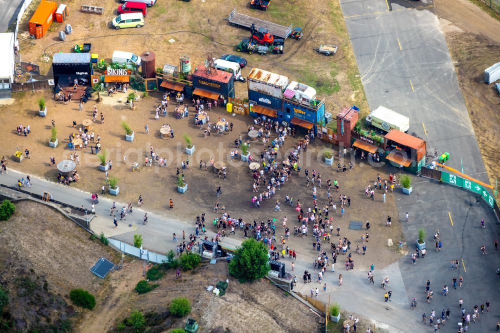 Weeze from the bird's eye view: Participants in the PAROOKAVILLE - Electronic Music Festival music festival on the event concert area in Weeze in the state North Rhine-Westphalia, Germany