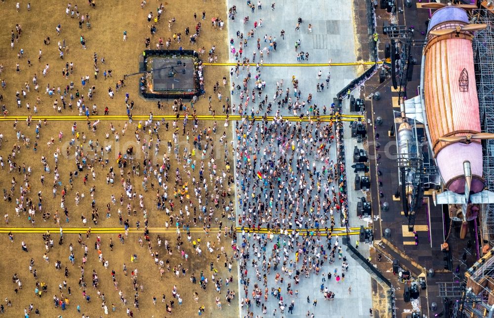 Aerial photograph Weeze - Participants in the PAROOKAVILLE - Electronic Music Festival music festival on the event concert area in Weeze in the state North Rhine-Westphalia, Germany