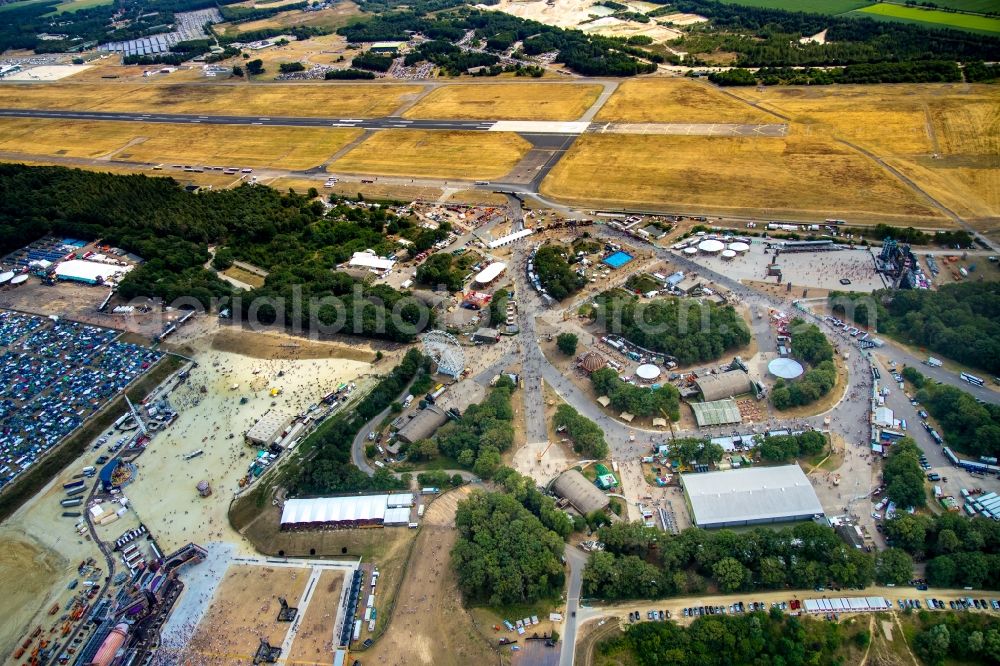 Aerial photograph Weeze - Participants in the PAROOKAVILLE - Electronic Music Festival music festival on the event concert area in Weeze in the state North Rhine-Westphalia, Germany