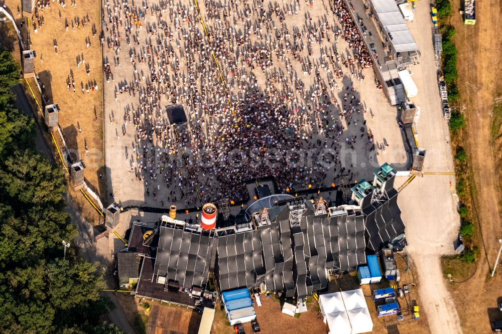 Aerial photograph Weeze - Participants in the PAROOKAVILLE - Electronic Music Festival music festival on the event concert area in Weeze in the state North Rhine-Westphalia, Germany