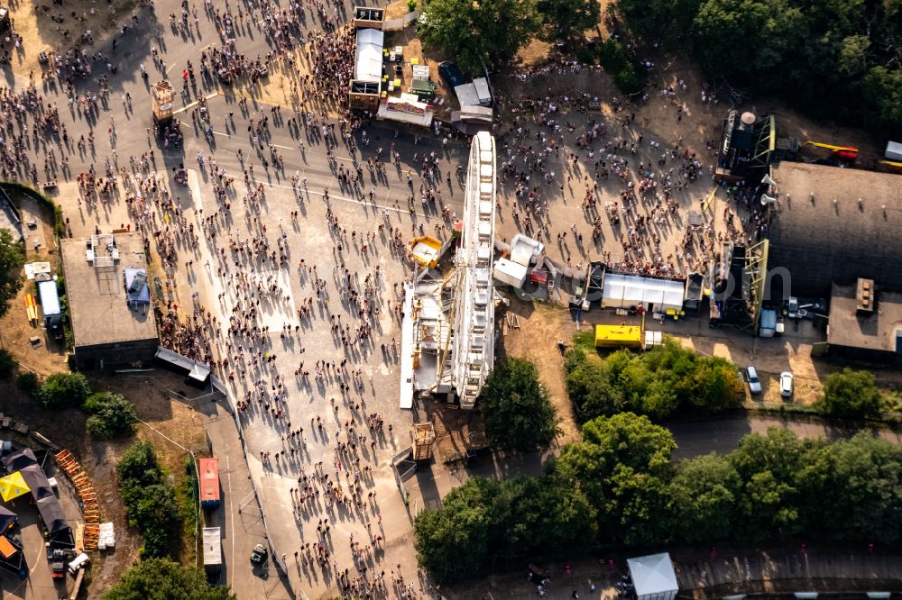 Weeze from the bird's eye view: Participants in the PAROOKAVILLE - Electronic Music Festival music festival on the event concert area in Weeze in the state North Rhine-Westphalia, Germany