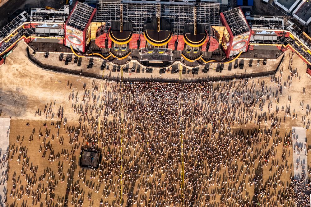 Aerial photograph Weeze - Participants in the PAROOKAVILLE - Electronic Music Festival music festival on the event concert area in Weeze in the state North Rhine-Westphalia, Germany