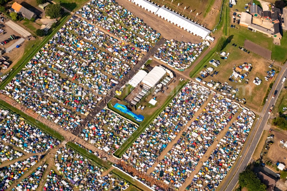 Weeze from the bird's eye view: Participants in the PAROOKAVILLE - Electronic Music Festival music festival on the event concert area in Weeze in the state North Rhine-Westphalia, Germany