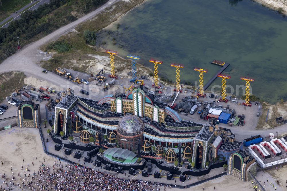 Weeze from the bird's eye view: Participants in the PAROOKAVILLE - Electronic Music Festival music festival on the event concert area in Weeze in the state North Rhine-Westphalia, Germany