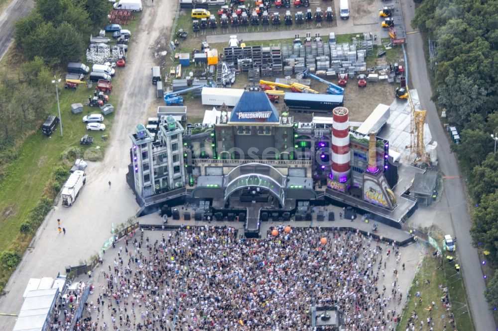 Weeze from the bird's eye view: Participants in the PAROOKAVILLE - Electronic Music Festival music festival on the event concert area in Weeze in the state North Rhine-Westphalia, Germany