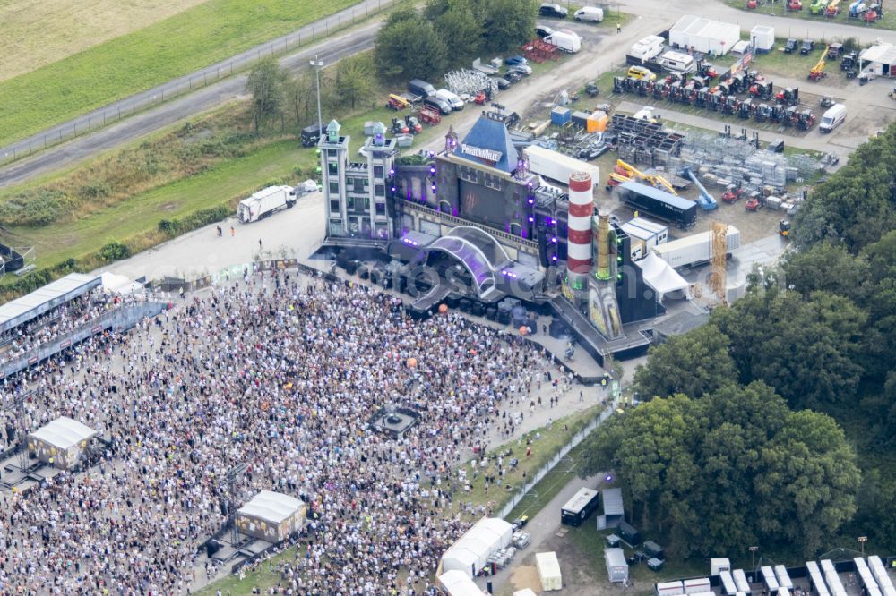 Aerial photograph Weeze - Participants in the PAROOKAVILLE - Electronic Music Festival music festival on the event concert area in Weeze in the state North Rhine-Westphalia, Germany