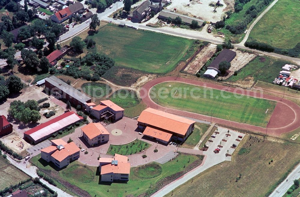 Aerial photograph Hoppegarten - In the Peter Joseph Lenne high school with primary school part Hoppegarten in the state of Brandenburg students from Hoppegarten can be formed from the first grade to the High school