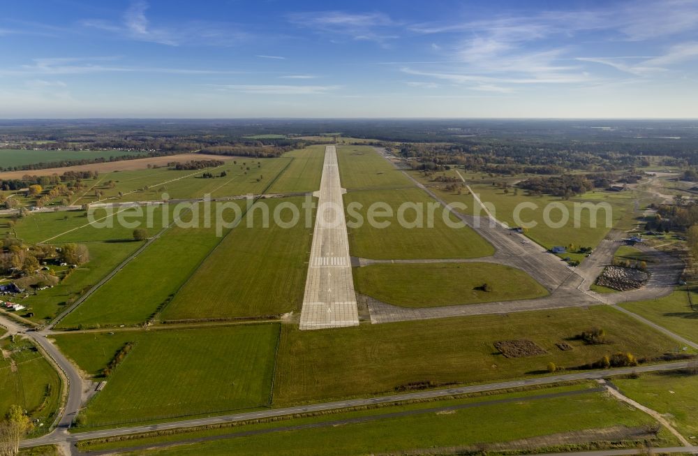 Rechlin from the bird's eye view: Grounds of the Rechlin Airpark Airport Rechlin-Larz with the runway 07 in Rechlin in Mecklenburg - Western Pomerania