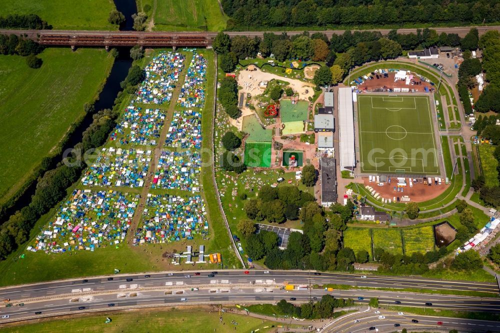 Mülheim an der Ruhr from the bird's eye view: Participants in the Reggae Summers of Veranstaltungsproduktionen u-concert GmbH & Co.KG music festival on the event concert area in Muelheim on the Ruhr in the state North Rhine-Westphalia, Germany