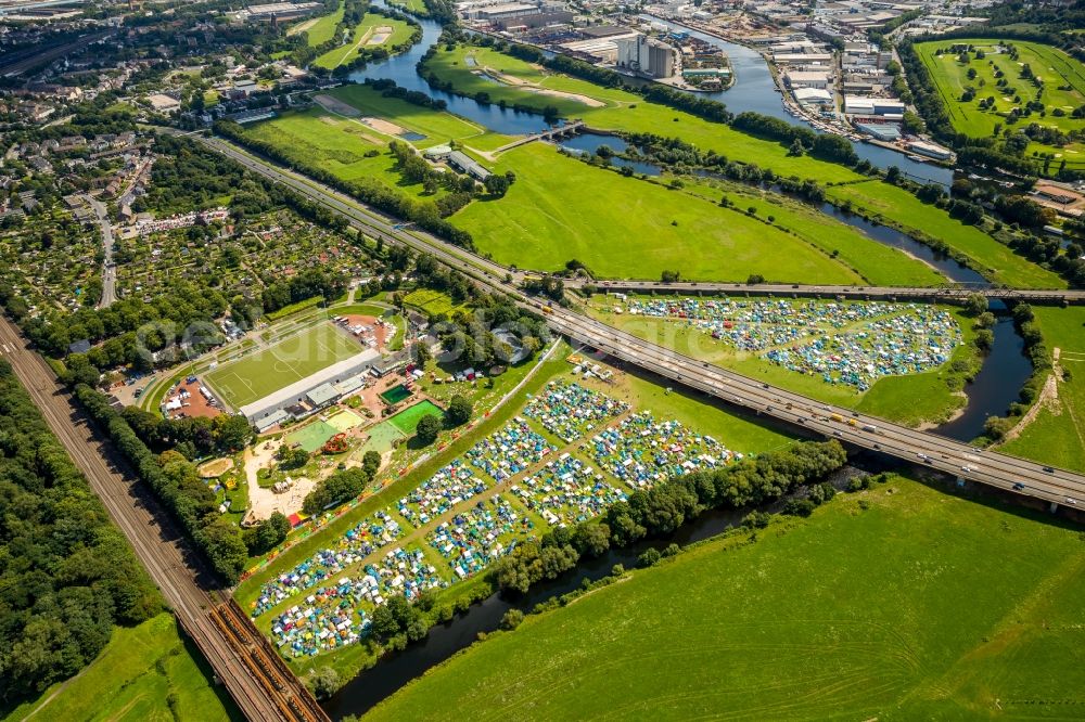 Aerial photograph Mülheim an der Ruhr - Participants in the Reggae Summers of Veranstaltungsproduktionen u-concert GmbH & Co.KG music festival on the event concert area in Muelheim on the Ruhr in the state North Rhine-Westphalia, Germany