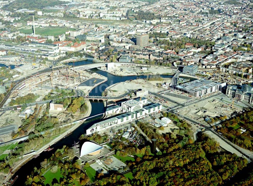 Berlin - Tiergarten from the bird's eye view: Gelände des Regierungsviertels auf dem Spreebogen am Reichstag mit der Baustelle des Bundeskanzleramtes.