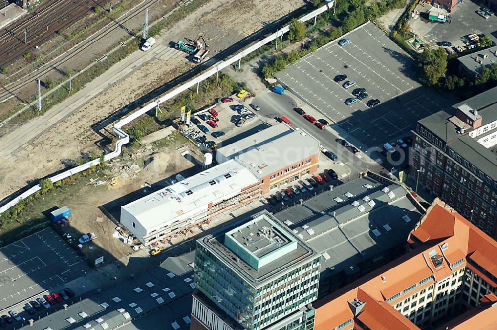 Aerial photograph Berlin / Friedrichshain - Gelände der RENAULT-Werkstatt an der Oberbaumcity in der Nähe der Warschauer Brücke, in Berlin-Friedrichshain. Reinecke, Wilhelm Autoreparatur (030) 2912419 Warschauer Str. 70 10243 Berlin