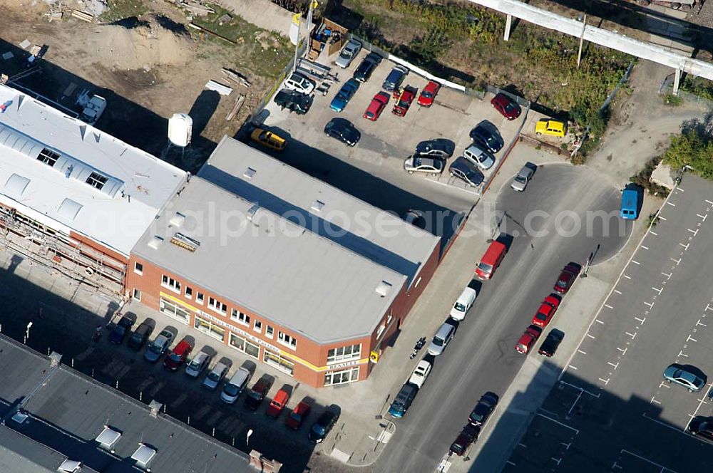 Berlin / Friedrichshain from the bird's eye view: Gelände der RENAULT-Werkstatt an der Oberbaumcity in der Nähe der Warschauer Brücke, in Berlin-Friedrichshain. Reinecke, Wilhelm Autoreparatur (030) 2912419 Warschauer Str. 70 10243 Berlin