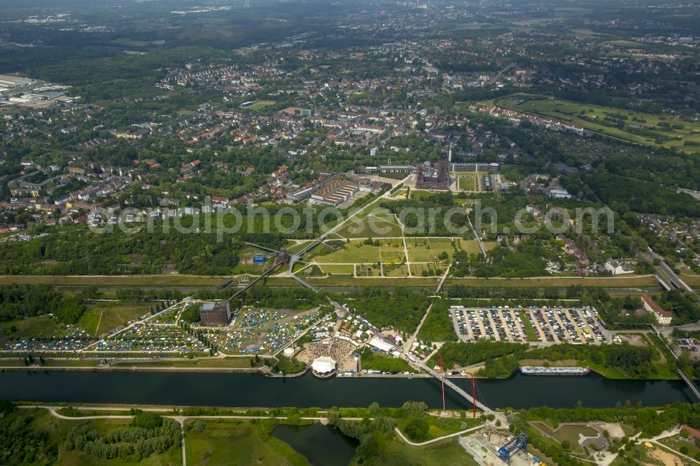 Gelsenkirchen from the bird's eye view: Participants in the Rock Hard Festival 2015 in Gelsenkirchen in the state North Rhine-Westphalia