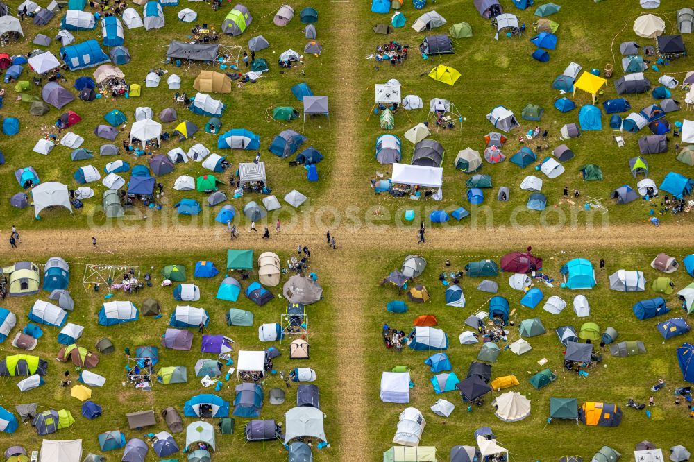 Hünxe from the bird's eye view: Participants of the Ruhrpott Rodeo Festival music festival on the event and concert grounds in Huenxe in the federal state of North Rhine-Westphalia, Germany