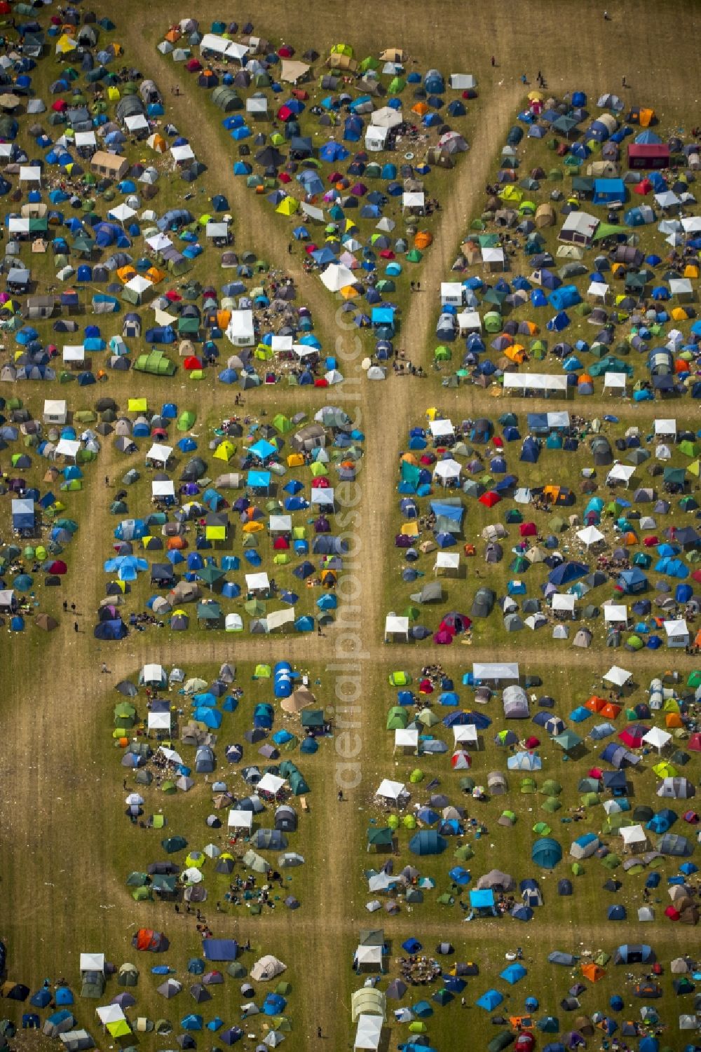 Aerial photograph Hünxe - Participants in the Ruhrpott Rodeo Music Festival on the event concert grounds at Schwarze Heide airport in Huenxe in the state of North Rhine-Westphalia