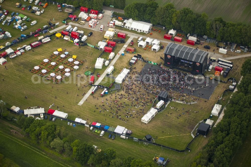 Hünxe from the bird's eye view: Participants in the Ruhrpott Rodeo Music Festival on the event concert grounds at Schwarze Heide airport in Huenxe in the state of North Rhine-Westphalia