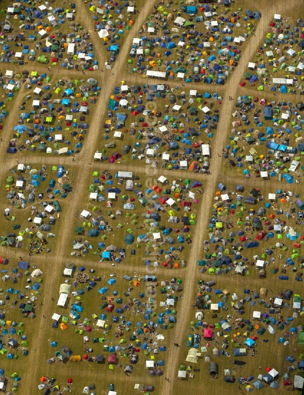 Aerial image Hünxe - Participants in the Ruhrpott Rodeo Music Festival on the event concert grounds at Schwarze Heide airport in Huenxe in the state of North Rhine-Westphalia