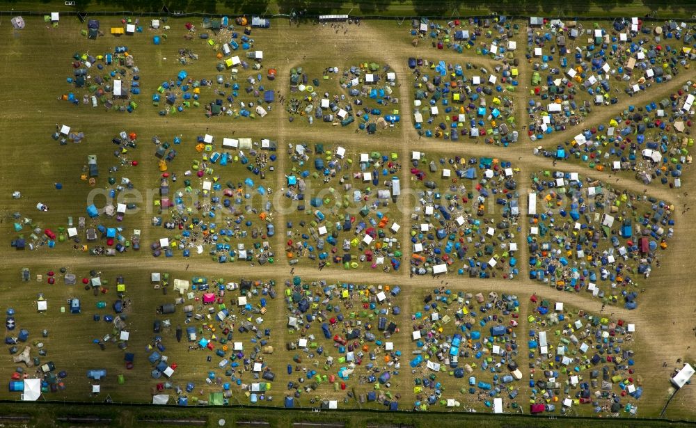 Aerial photograph Hünxe - Participants in the Ruhrpott Rodeo Music Festival on the event concert grounds at Schwarze Heide airport in Huenxe in the state of North Rhine-Westphalia