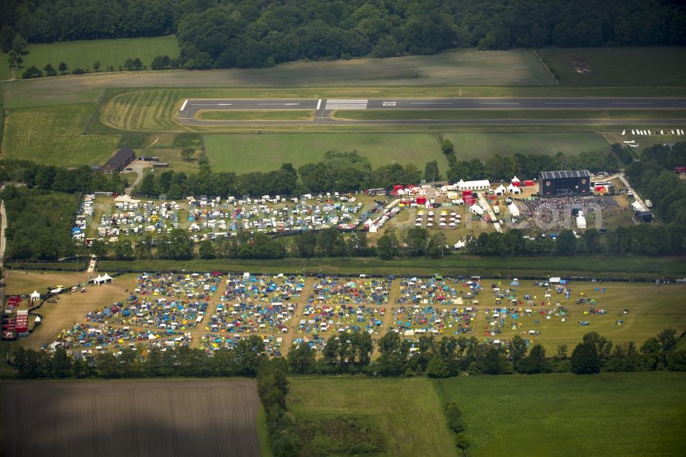 Hünxe from above - Participants in the Ruhrpott Rodeo Music Festival on the event concert grounds at Schwarze Heide airport in Huenxe in the state of North Rhine-Westphalia