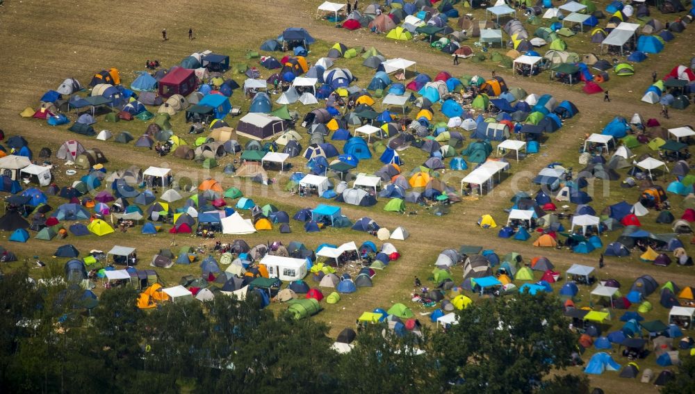 Hünxe from the bird's eye view: Participants in the Ruhrpott Rodeo Music Festival on the event concert grounds at Schwarze Heide airport in Huenxe in the state of North Rhine-Westphalia