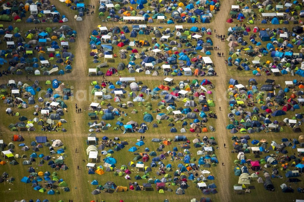 Aerial image Hünxe - Participants in the Ruhrpott Rodeo Music Festival on the event concert grounds at Schwarze Heide airport in Huenxe in the state of North Rhine-Westphalia