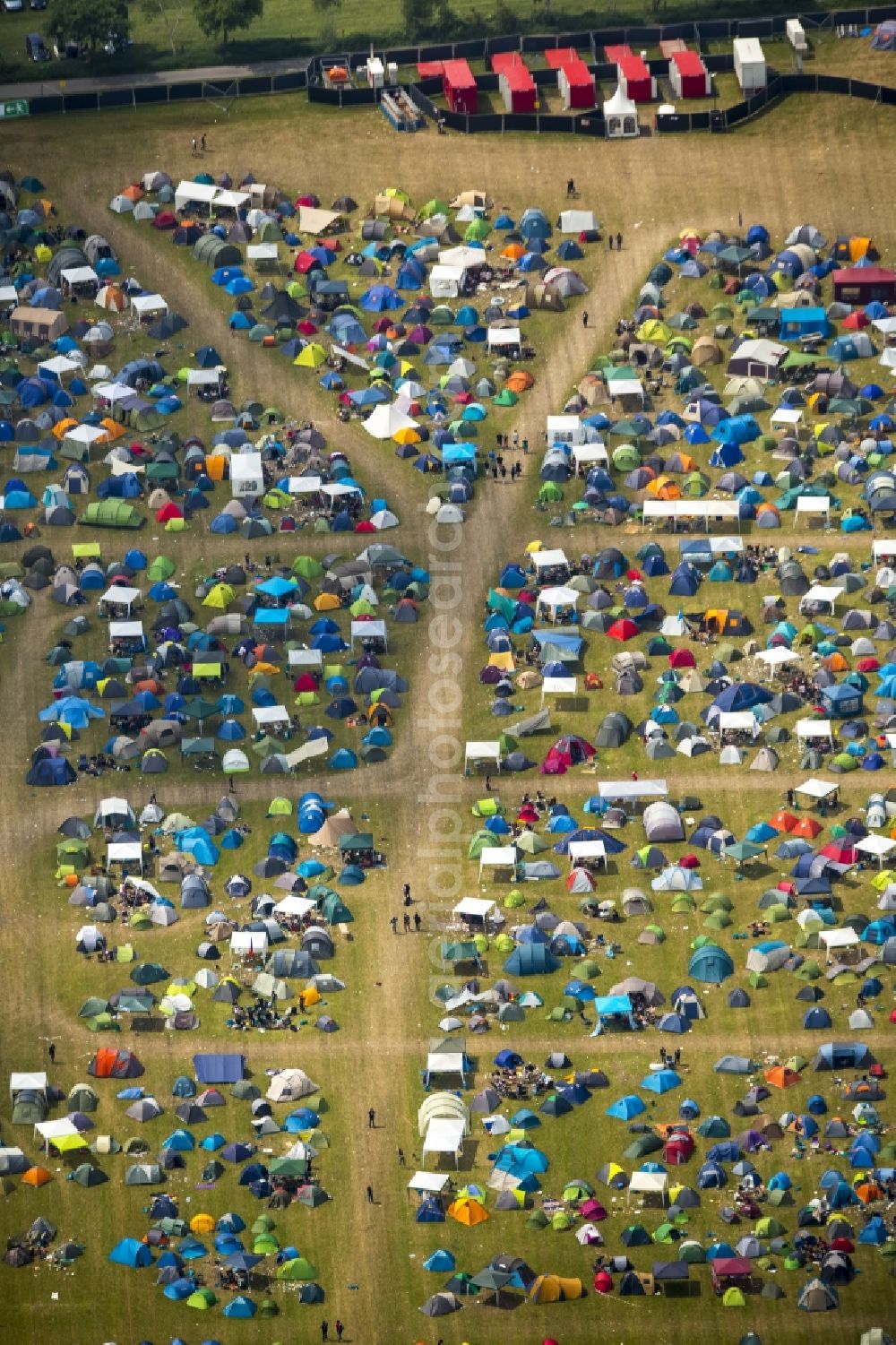 Aerial photograph Hünxe - Participants in the Ruhrpott Rodeo Music Festival on the event concert grounds at Schwarze Heide airport in Huenxe in the state of North Rhine-Westphalia