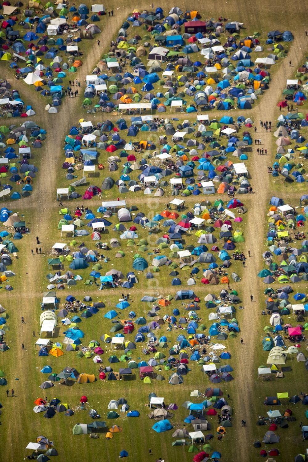 Hünxe from above - Participants in the Ruhrpott Rodeo Music Festival on the event concert grounds at Schwarze Heide airport in Huenxe in the state of North Rhine-Westphalia