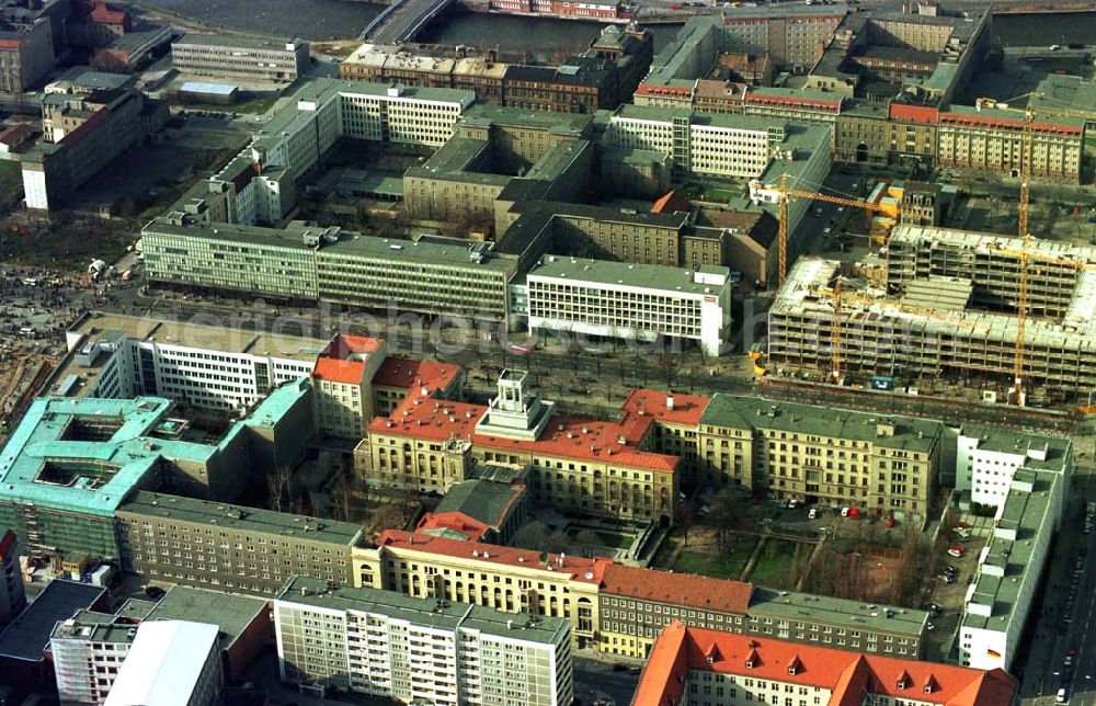 Aerial image Berlin - 02.04.1995 Gelände der Russischen Botschaft Unter den Linden in Berlin-Mitte