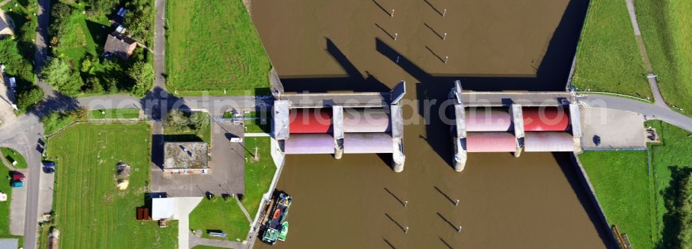 Balje from the bird's eye view: Site of the lock Neuenhof on the banks of Oste with the Natureum Niederelbe Balje in Lower Saxony