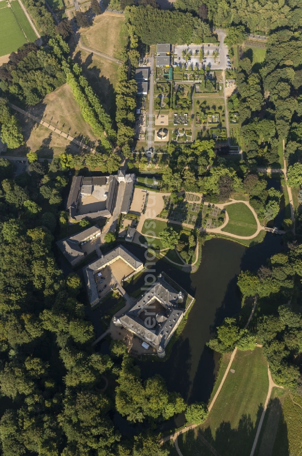 Aerial photograph Jüchen - Castle Dyck in the community Juechen in the state of North Rhine-Westphalia