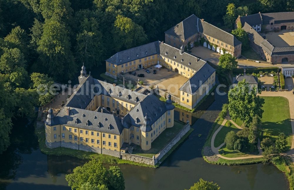 Aerial photograph Jüchen - Castle Dyck in the community Juechen in the state of North Rhine-Westphalia