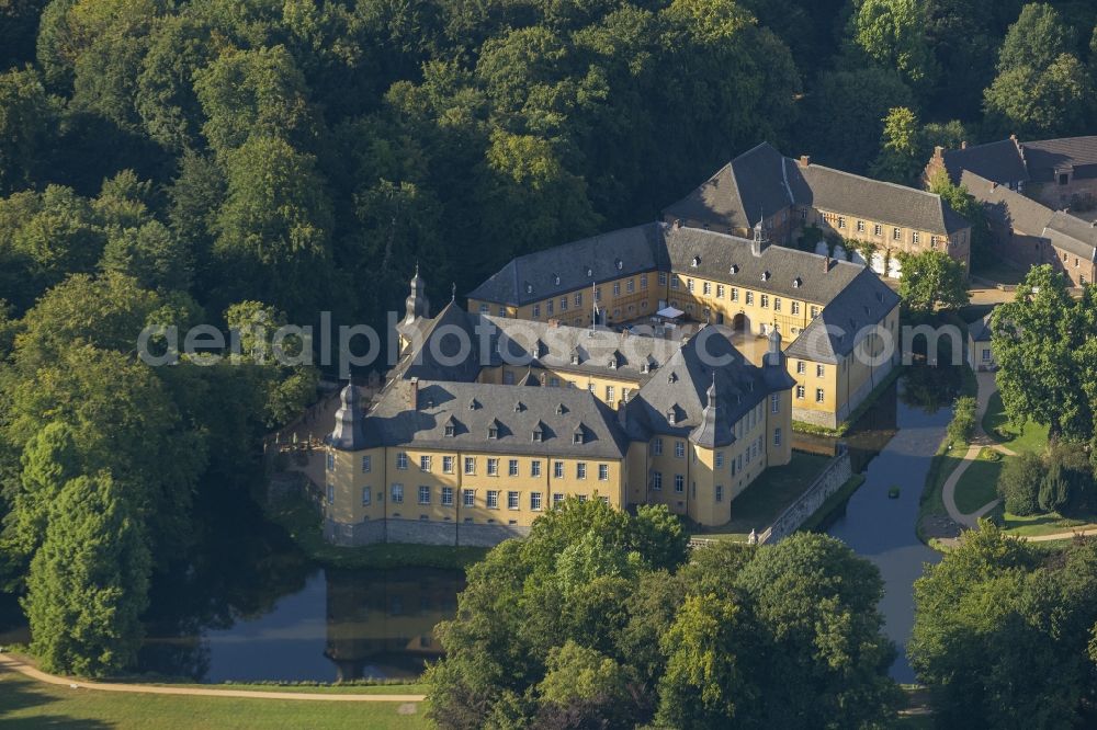 Jüchen from the bird's eye view: Castle Dyck in the community Juechen in the state of North Rhine-Westphalia