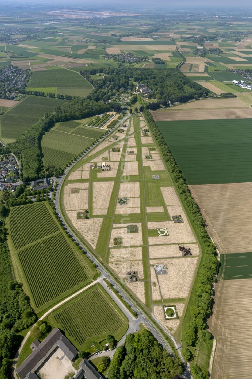 Aerial photograph Jüchen - Castle Dyck in the community Juechen in the state of North Rhine-Westphalia