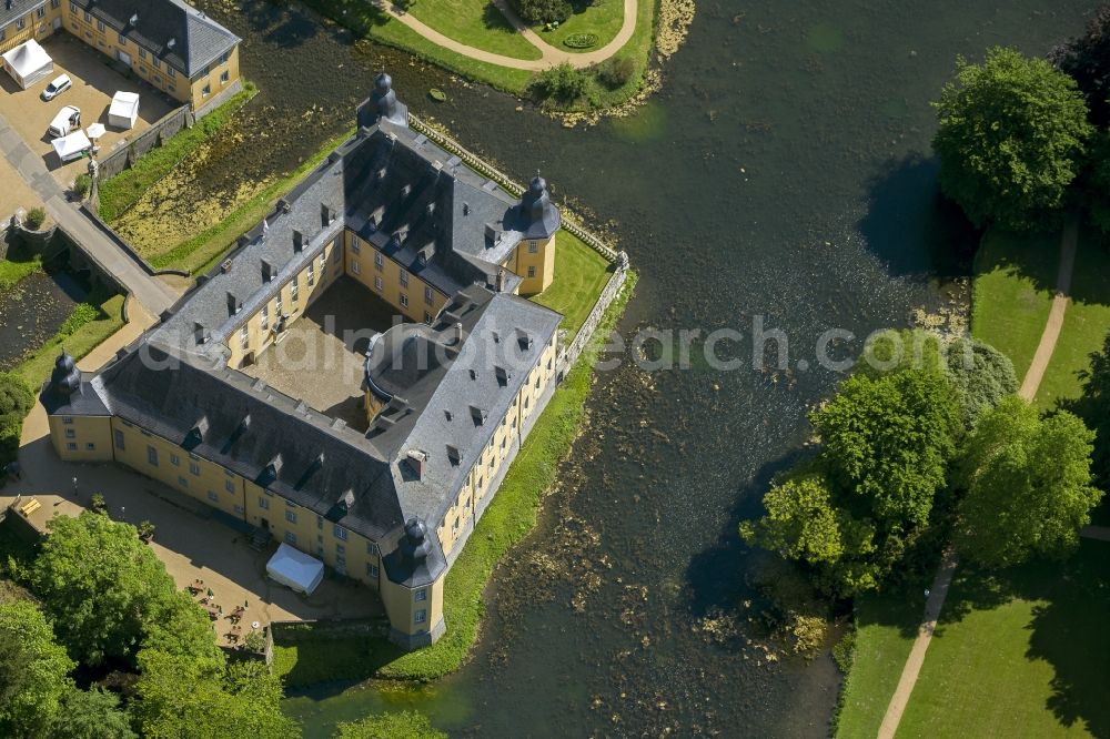 Aerial photograph Jüchen - Castle Dyck in the community Juechen in the state of North Rhine-Westphalia