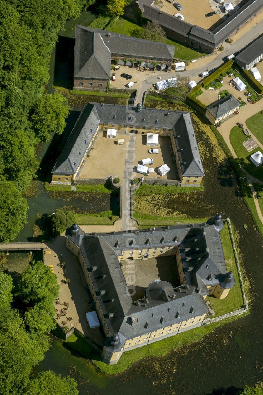 Jüchen from above - Castle Dyck in the community Juechen in the state of North Rhine-Westphalia