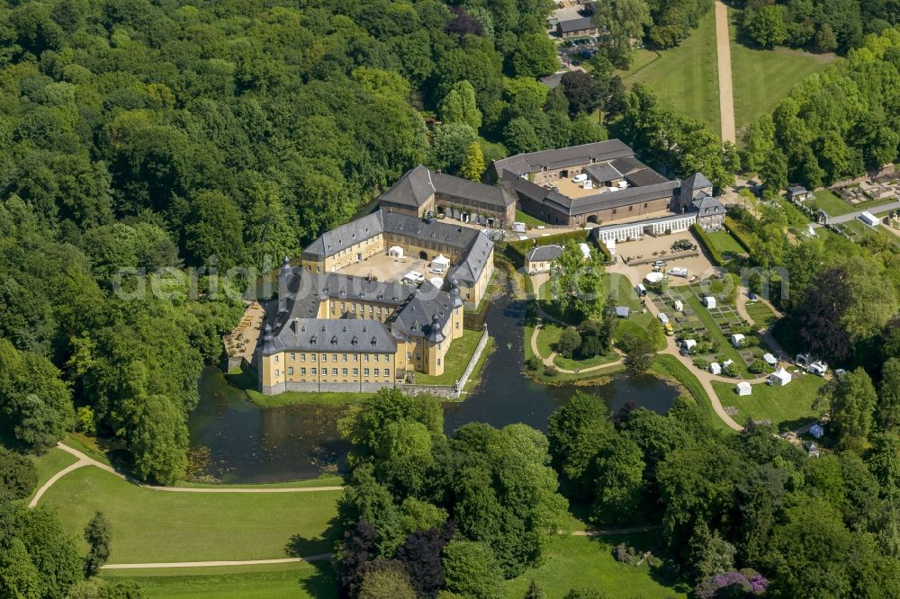 Aerial photograph Jüchen - Castle Dyck in the community Juechen in the state of North Rhine-Westphalia