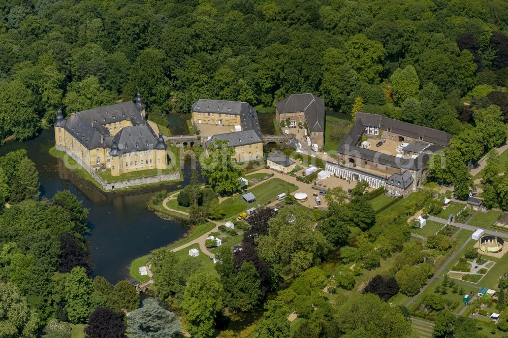 Jüchen from the bird's eye view: Castle Dyck in the community Juechen in the state of North Rhine-Westphalia