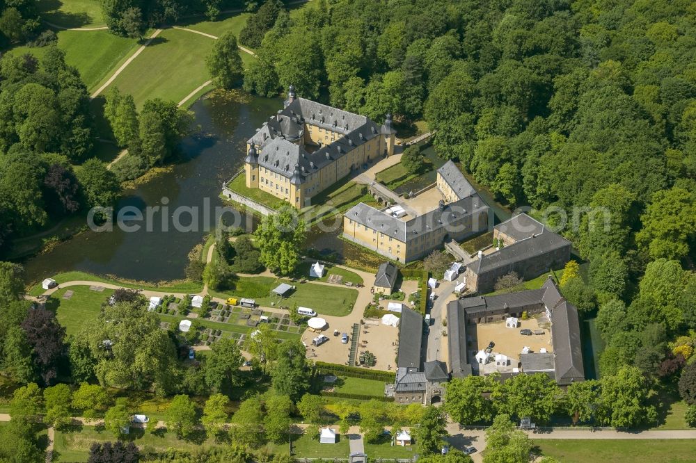 Aerial photograph Jüchen - Castle Dyck in the community Juechen in the state of North Rhine-Westphalia