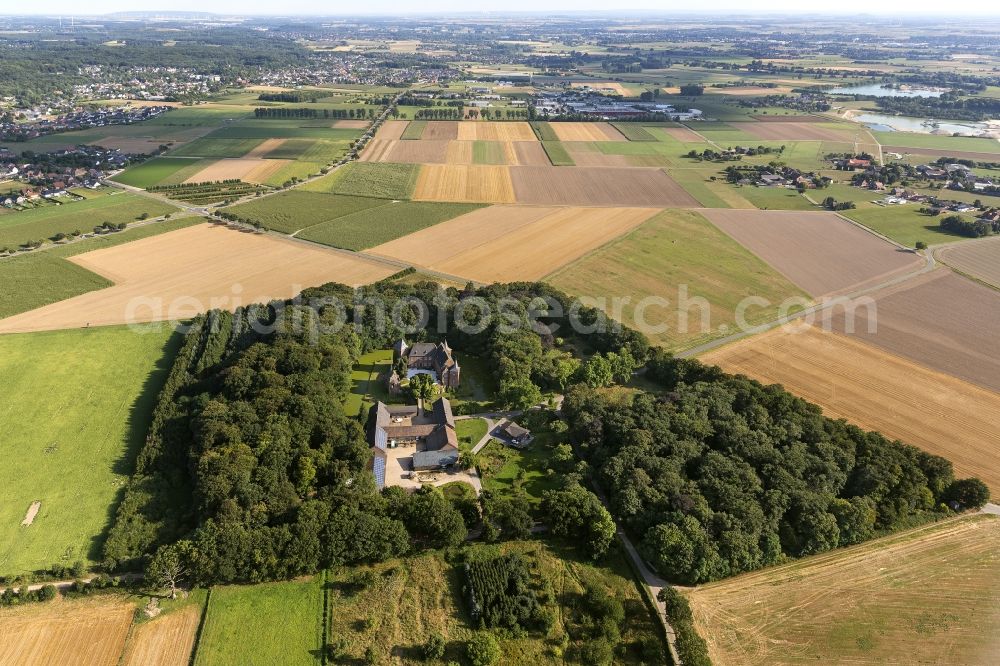 Wassenberg from the bird's eye view: Grounds of the castle at Elsum Wassenberg in North Rhine-Westphalia