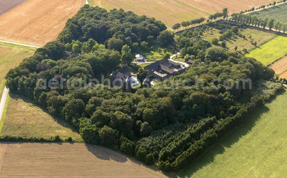 Aerial image Wassenberg - Grounds of the castle at Elsum Wassenberg in North Rhine-Westphalia